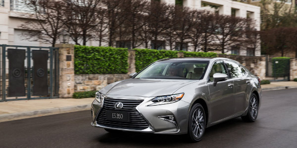 Lưới tản nhiệt hình con suốt đặc trưng trên ES thế hệ thứ 6 2016