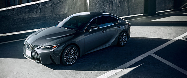 IS 300h trang bị 8 túi khí