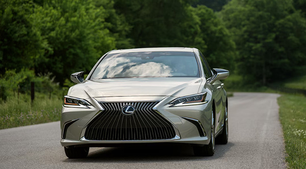 Lexus ES 300h Luxury trang bị 10 túi khí